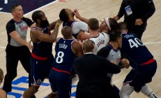 九游娱乐-关于篮球比赛惊险刺激，球员拼尽全力争夺球权的信息