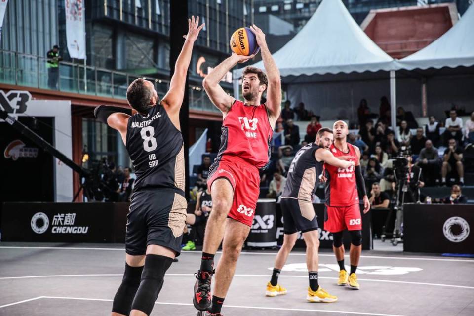 全球篮球比赛的精彩瞬间成为热议焦点的简单介绍