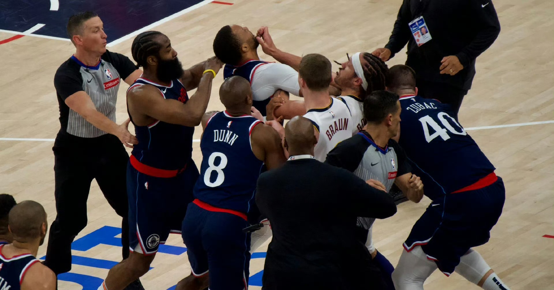 关于篮球比赛惊险刺激，球员拼尽全力争夺球权的信息