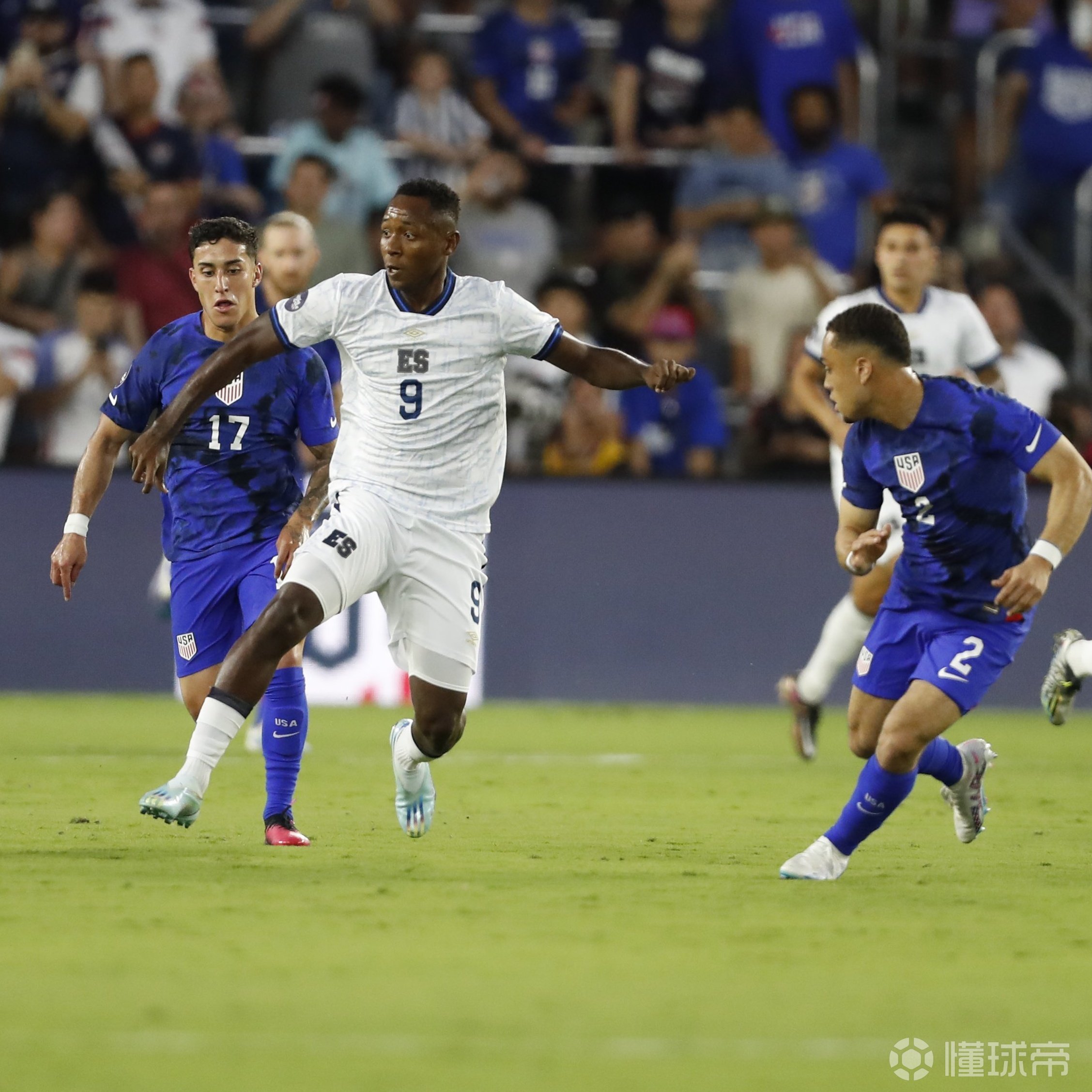 包含北美洲足球爱好者期待大联赛新一季比赛揭幕的词条