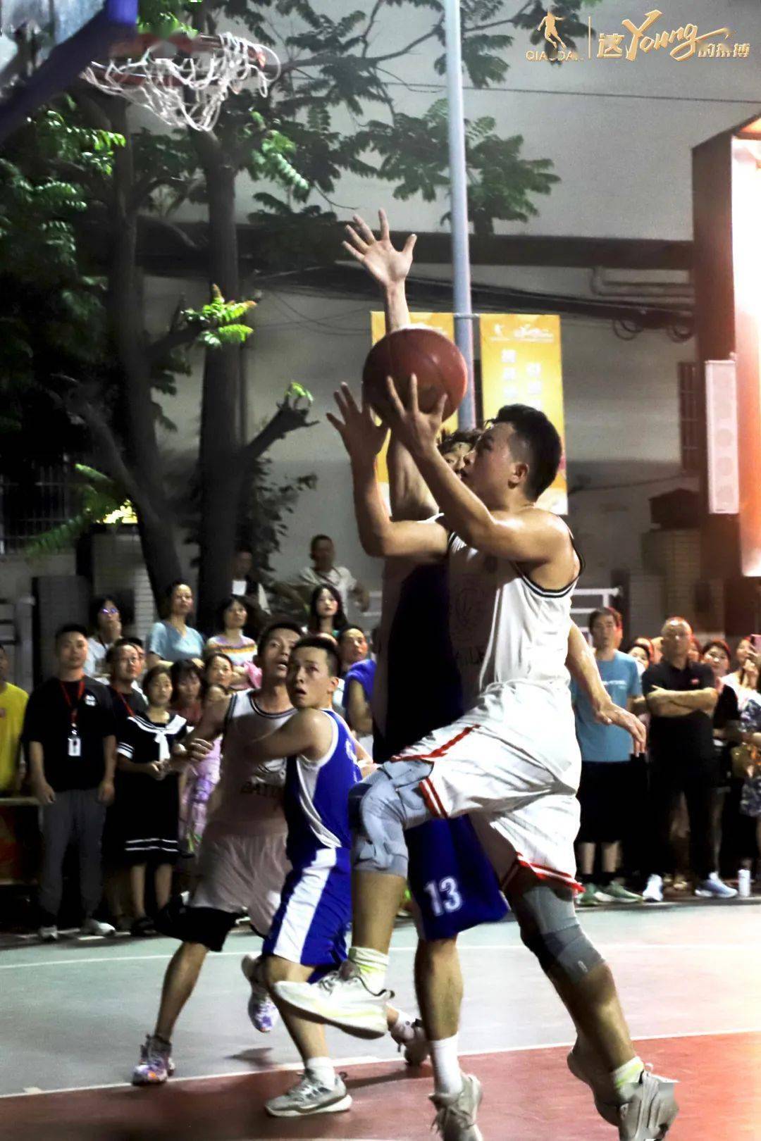 包含比分背后的故事：球员们用汗水谱写了一场精彩绝伦的比赛的词条