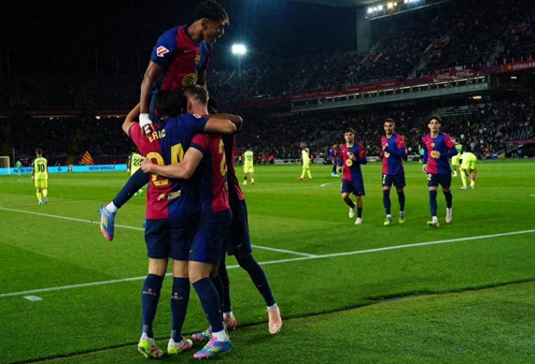 包含巴塞罗那主场惊险获胜，领跑西甲积分榜巩固的词条