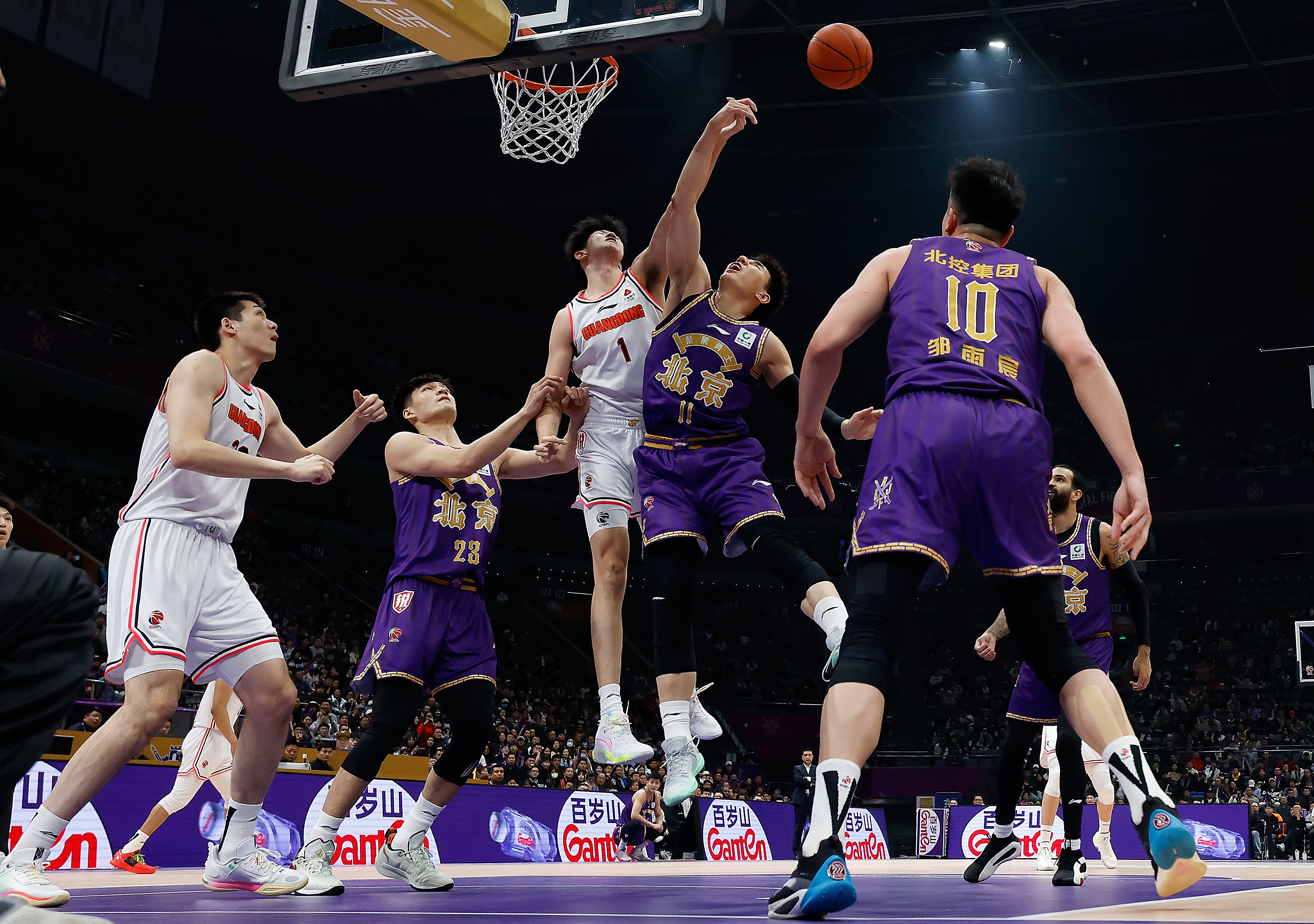 关于CBA比赛中球员技术过硬，赛场上各队对决激烈！的信息