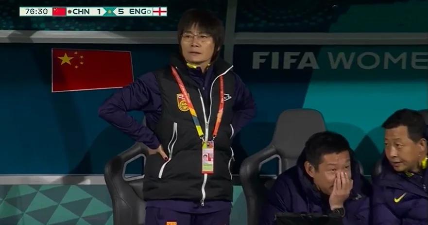 韩国女足主力后卫因伤退出比赛