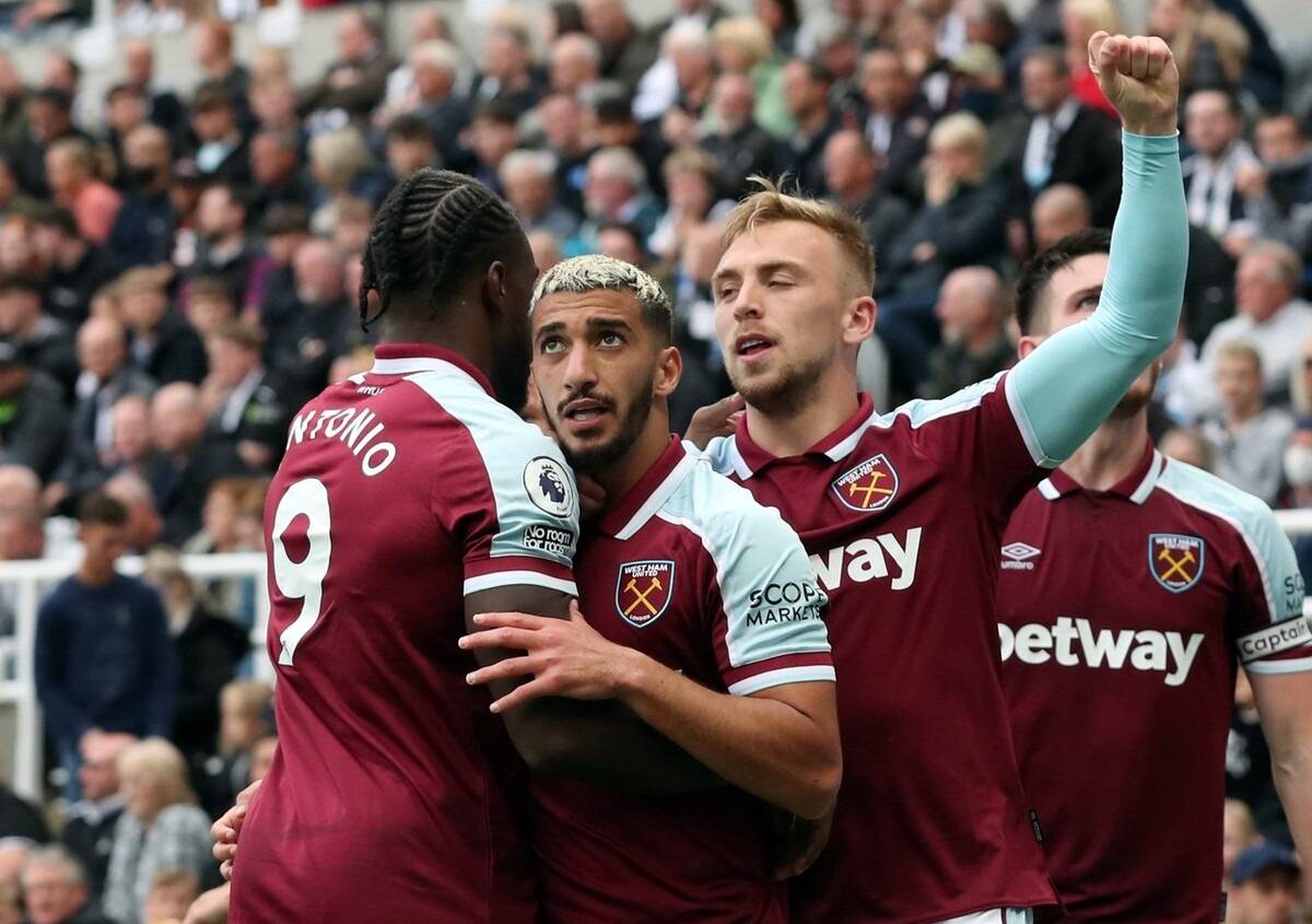 包含斯旺西城主场大胜西汉姆联，取得关键胜利的词条