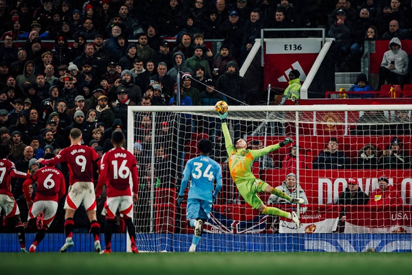 包含斯旺西城主场大胜西汉姆联，取得关键胜利的词条