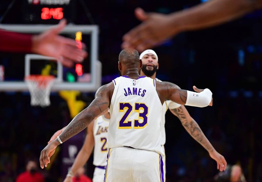 骑士队经历波折后获胜，队员士气高涨