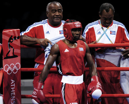 古巴选手在拳击比赛中展现出色拳法